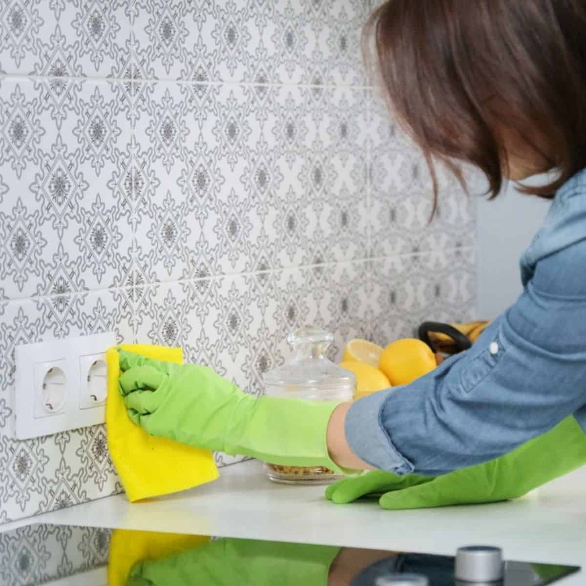 https://www.savvyhoney.com/wp-content/uploads/2021/05/how-to-clean-a-messy-house-step-by-step.jpg